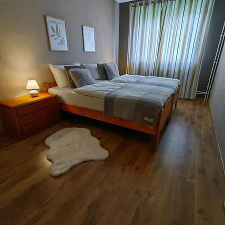 Ruhige 2-zimmer-wohnung Mit Parkplatz & Balkon 아파트