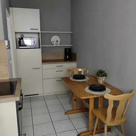 Ruhige 2-zimmer-wohnung Mit Parkplatz & Balkon 아파트 *