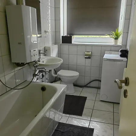 아파트 Ruhige 2-zimmer-wohnung Mit Parkplatz & Balkon *